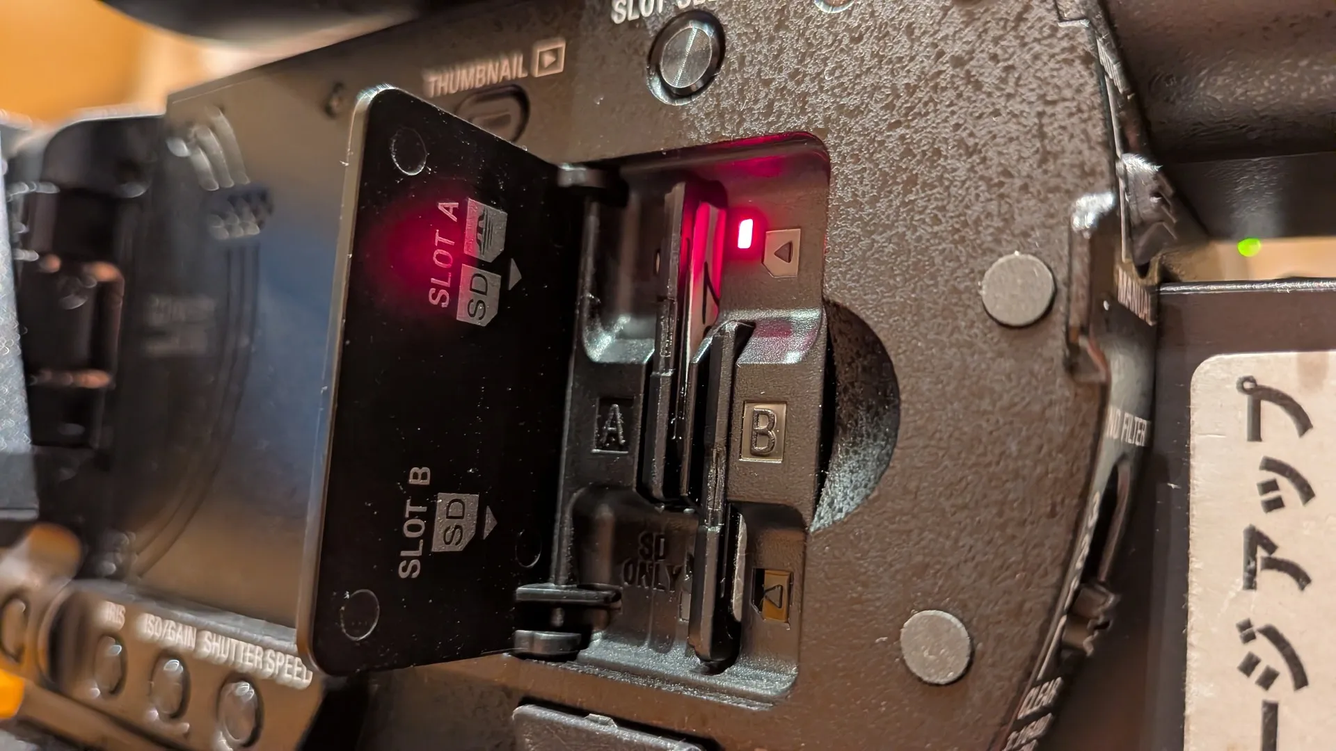 リレー記録中にAスロットのSDカードを抜くのはアリ?先輩カメラマンに教わったプロの安全運用ルール
